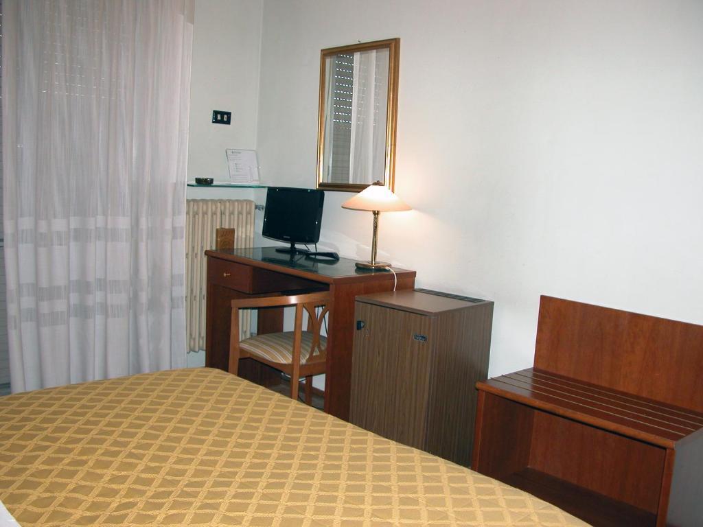 Hotel Calabresi San Benedetto del Tronto Zimmer foto